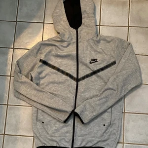 Nike tech set - Säljer detta sköna set. Sparsamt användt. Pris kan diskuteras. 