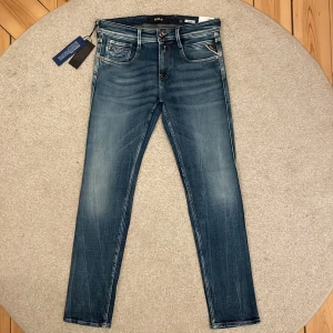 Nya Replay Anbass Aged 05 - Säljer dessa sjukt snygga och eftertraktade Replay Anbass Aged 5 Years. De är helt nya och har tagsen kvar. De är i storlek W30 och L32 men sitter något mindre. Jag säljer nu dessa för endast 749 kr då de är slutsålda överallt och ord pris var 1800 kr. Dessa är sjukt svåra att få tag på, även begagnade. Tveka inte på att höra av er vid frågor eller bud. 