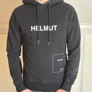 Helmut Lang Hoodie - Helmut Lang hoodie i mycket bra skick, Storlek S. Hör av dig vid minsta fundering!