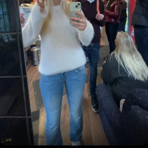 Ljusblåa lågmidjade jeans - Säljer mina favorit jeans då ja måste ha pengar akut!! Väldigt lågmidjade.  Skriv för frågor och vid snabbt köp kan ja sänka priset. 