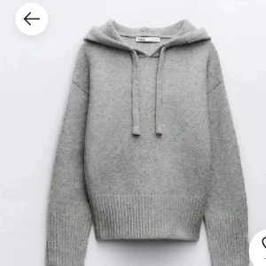 Grå stickad hoodie från Zara - Mysig grå stickad hoodie från Zara med ribbade muddar och justerbar huva. Perfekt för kyliga dagar och ger en avslappnad stil. Passar bra till jeans eller leggings.