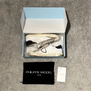 Phillipe Models Sneakers - Säljer ett par sjukt feta phillipe models. Mycket liv kvar då jag nyss limmade sulorna som brukar lossna på dessa par. Storlek 42. Nypris: 2975kr.