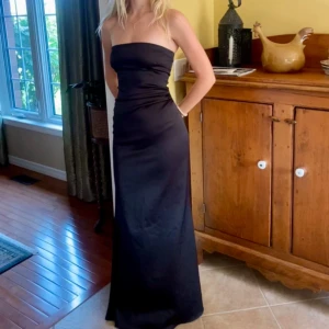 VINTAGE svart balklänning / aftonklänning🐆🫶 - så fin vintage svart balklänning / aftonklänning som har lite rusch i midjan som snatchar såå snyggt och har extra längd i ett kort släp baktill. den är i silkesaktikt material och har lite stretch så den är såå bekväm✨passar till skolbal, formella event, högtidsdräkt etc💖jag har älskat denna men har andra klänningar jag älskar mer bara💖💖strl xs men kan passa en s