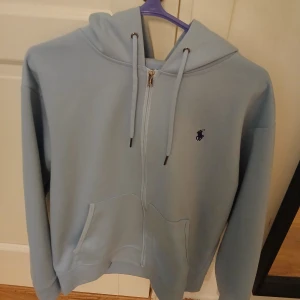 Ralph Lauren Hoodie - Storlek M skick 9/10 säljer den pga att jag inte använder den!