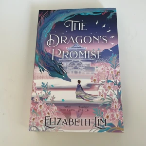 The Dragon's Promise - Bok 2 i serien Six crimson cranes av Elizabeth Lim på engelska. Aldrig läst och köpt för 189kr