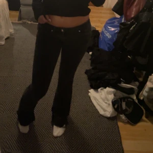 Svarta lågmidjade bootcut jeans - Snygga svarta lågmidjade jeans från only i modellen onlcoral ankle slit flare. Storleken är 28/36 men har dock klippt dom en liten bit 💕💕