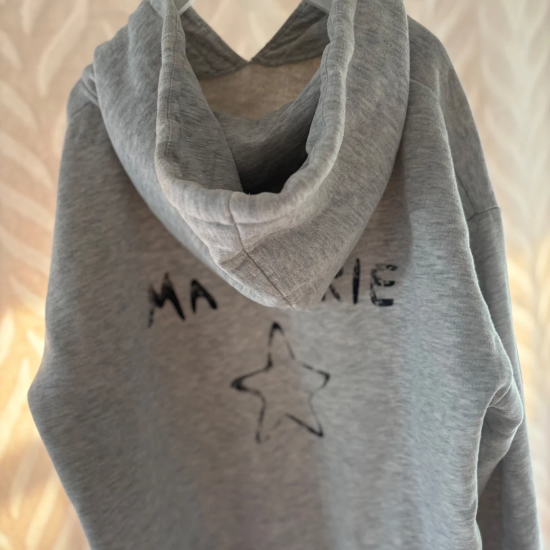 Grå hoodie med tryck 'Ma Chérie' - 1