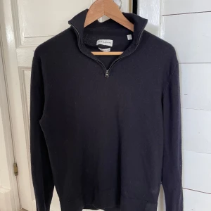 These Glory Days half zip  - Mörkblå halfzip i merinoull från These Glory Days, strl L med passar även M.  Nypris 1099 kr. 
