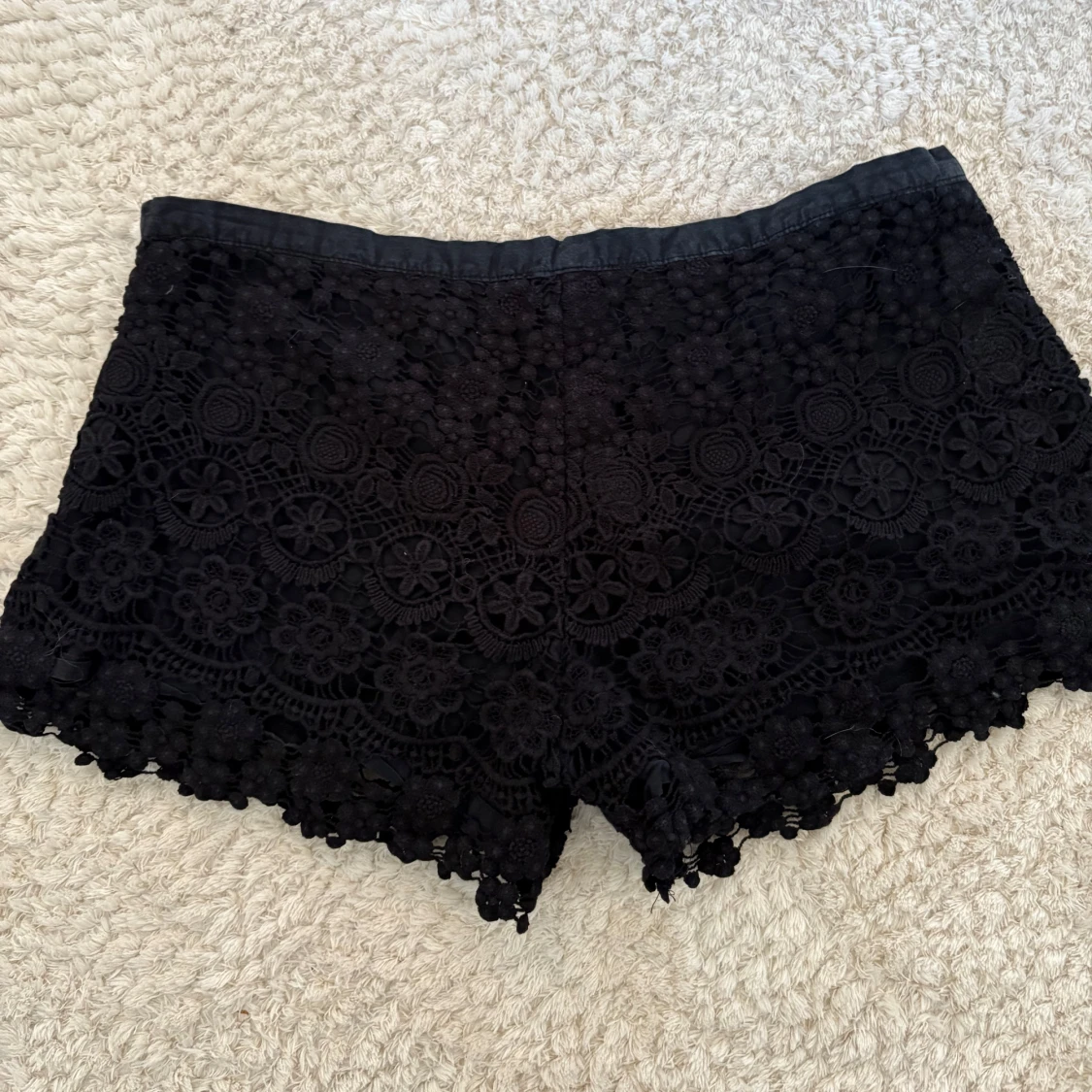 Svarta spetsiga shorts med blommönster - 2