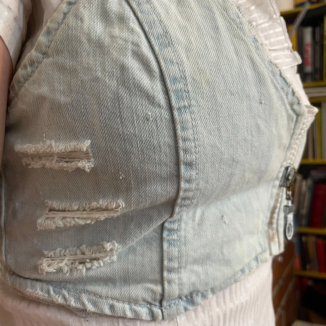 Ljusblå croppad jeansväst med dragkedja - 1