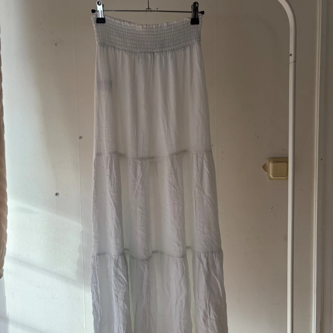 Vit långkjol med smock i midjan