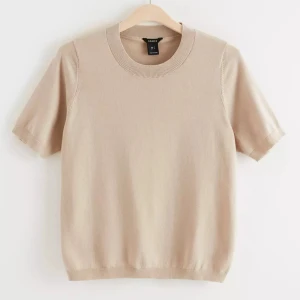 Beige stickad kortärmad tröja från lindex - Säljer denna jätte fina beiga ”stickade” T-shirten ifrån Lindex! Tröjan är i storlek m, men sitter bra på mej som vanligt vid bär S/XS! Nypriset är 299 kr.