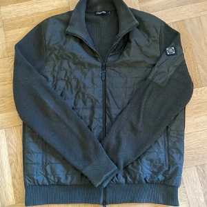 J. Lindeberg Cardigan - Tjena, säljer nu min skitsnygga cardigan från J.Lindeberg. Jackan är använd i endast en höst och är därmed i princip i nyskick, skick 9,5/10. Den är köpt för 2500 Kr och säljer för bara 899! Väldigt bra pris med tanke på att den är typ i nyskick. Bara att höra av sig kring funderingar.