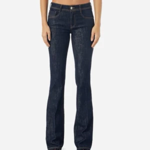 Mörkblå bootcut jeans med kontrastsömmar - Snygga mörkblå jeans med bootcut passform och klassiska kontrastsömmar. 