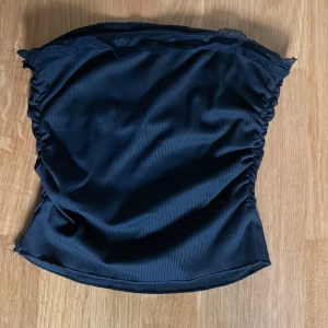 Tube topp med spets  - Söt, kort tube top med spets på neckline-delen. Den är stretchig och bekväm, glider inte ner lätt. Inga defekter. Jag har bara använt den ett fåtal gånger, dock är den från Shein, så kvalitén är kanske inte det bästa. 