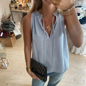 Blus - Jättefin blus som jag köpt här på plick! Säljer då den var lite för stor. (Inte mina bilder)