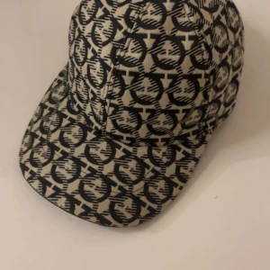Ferragamo keps - Beige ferragamo keps, storlek M men går att justera