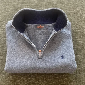 Halfzip Morris tröja  - Säljer nu denna Morris tröja. Bra skick. 100% ull Storlek M