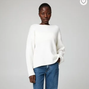 Vit stickad tröja från Bik Bok - En clean och enkel vit stickad tröja från Bik Bok med rund halsringning och långa ärmar. Tröjan är super fin men NOPPRIG💕