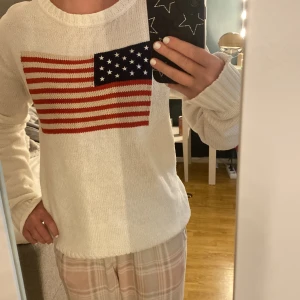 Vit stickad tröja med USA-flagga Crocker - Galet snygg tröja!!! 😍Vit stickad tröja från Crocker i storlek XS med en stor amerikansk flagga framtill. I ett väldigt fint skick💗🫶🏼