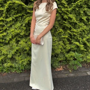 Gul satinklänning från Adoore - Superfin satinklänning i ljusgul från Adoore. Den är i superbra skick då den endast är använd en gång. Inga defekter. Perfekt klänning nu i sommar att ha som bröllopsgäst eller vid andra festliga tillställningar😍 Nypris 1595 kr