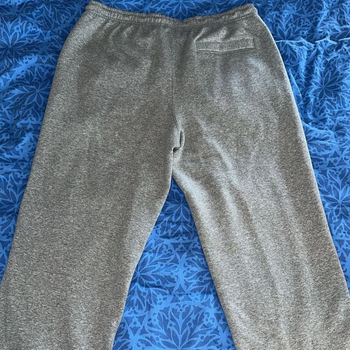 Grå mjukisbyxor från Nike, storlek M - 1