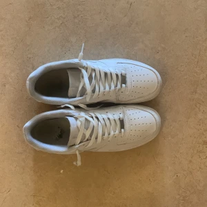 Nike Air Force 1 - Säljer mina airforces då de var lite för små för mig. Storlek 43. Skriv om de finns några frågor gällande skorna👍
