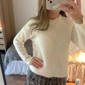 Vit stickad tröja från Filippa K - Supermjuk och fluffig vit stickad tröja från Filippa K i storlek M. Tröjan har v-ringning och långa ärmar, perfekt för lager-på-lager. Skulle tro att tröjan är en mohairblandning! 🌸🌸