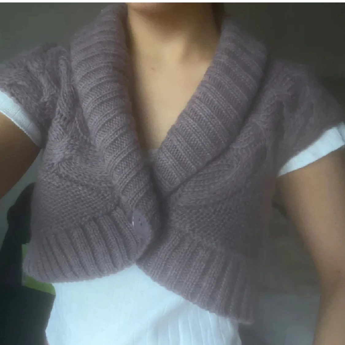 Ljuslila stickad väst med krage