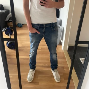 Replay Anbass jeans  - Säljer nu dessa extremt feta replay anbass, de sitter väldigt bekvämt längst benen och är i bra skick. Nypris ligger på runt 1600kr