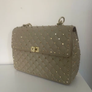 Väska med nitar - Valentino ”liknande” väska, beige med guld detaljer🌟Skriv för mer information 