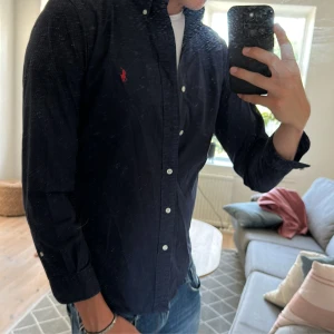 Ralph Lauren skjorta mörkblå - Inga defekter nypris 1700kr, skriv vid fundering🙌