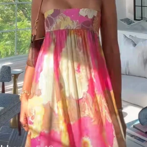 SÖKER Blommig långklänning från zara  - Superfin axelbandslös långklänning från Zara med färgstarkt blommönster i rosa, beige, gult och vitt. M eller L 