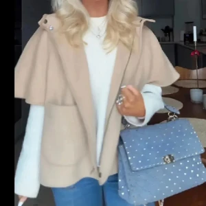 Zara cape - Intressekoll!! Funderar på att sälja min fina kappa från Zara, storlek 164❤️ passar mig med XS/S