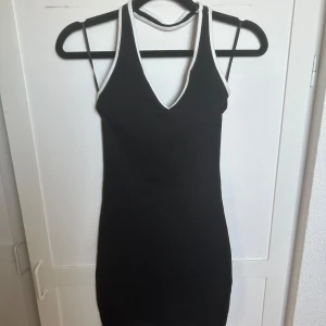 Klänning - En jättefin klänning från H&M, aldrig använd 🩷 Storlek XXS men passar en XS 🌸