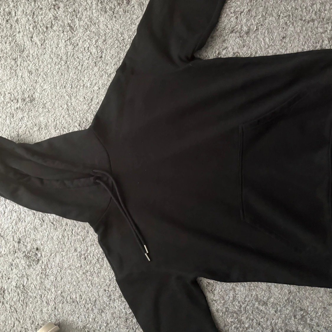 Svart hoodie med huva och ficka