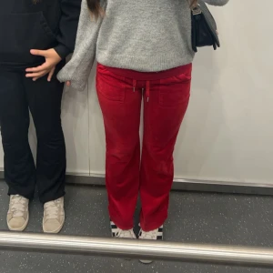 Röda Juicy Couture byxor - Säljer ett par snygga röda juicy byxor dem är som nya och väldigt bra omhändertagna, säljer för att de inte används längre. Hör av er om intresse eller fler bilder💓
