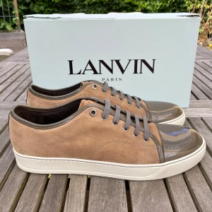 Lanvin skor(nyskick) - Hej! Säljer nu dessa sjukt snygga Lanvin skor. Skorna är i nyskick! Vi rekommenderar att gå ner en storlek. Har ett begränsat antal boxar och dustbag! Hör gärna av dig vid frågor 