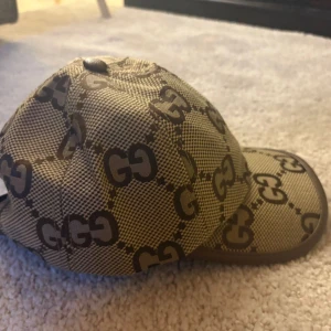 beige keps - Snygg beige keps