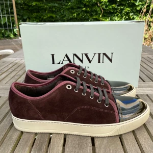 Lanvin skor(nyskick) - Hej! Säljer nu dessa sjukt snygga Lanvin skor. Skorna är i nytt skick. Använda en gång! Vi rekommenderar att gå ner en storlek. Har ett begränsat antal boxar och dustbag! Hör gärna av dig vid frågor 