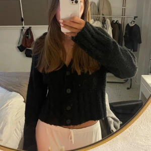 Svart stickad NAKD - Knappt använd, lång i ärmarna och superfin💓