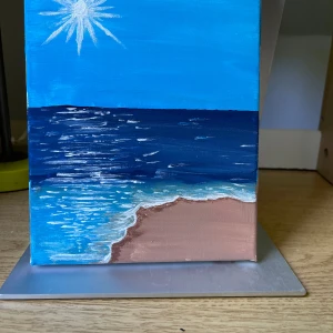 Original handmålat konstverk – ”Strandens lugn”  - Unikt handmålat konstverk – inte tryckt eller massproducerat. Titel: ”Strandens lugn” Storlek: 18x24 cm Signerad på baksidan av duken Perfekt för att skapa en fridfull strandkänsla i alla utrymmen.  💸 Pris: 249 kr 📬 Frakt med PostNord (39 kr inom Sverige) 📲 Swish-betalning