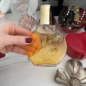 Vintage parfym / parfymflaska  - Så fin parfym, endast använd som dekoration av mig så har ingen koll på doft osv 🤍