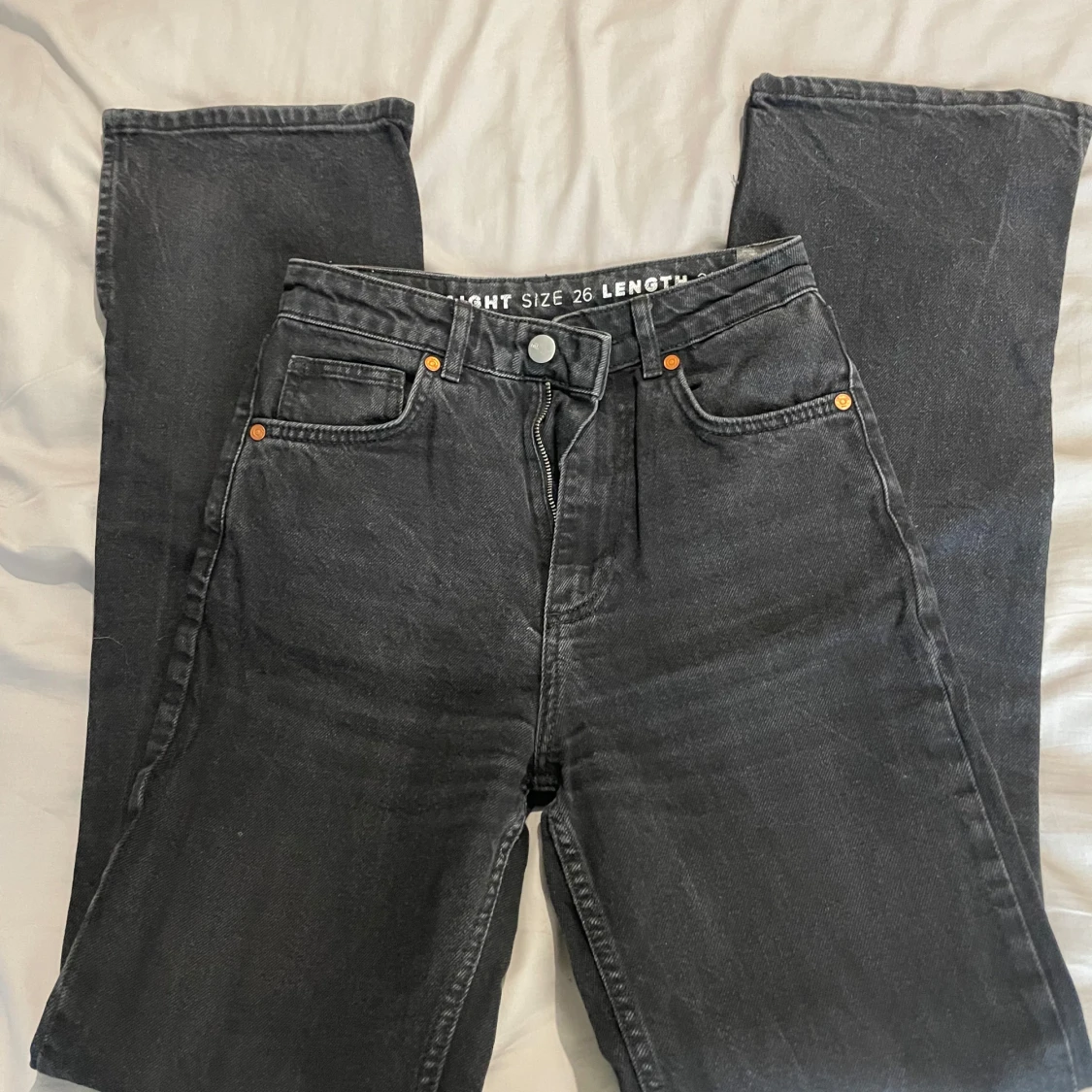 Svarta straight jeans i storlek 26/32