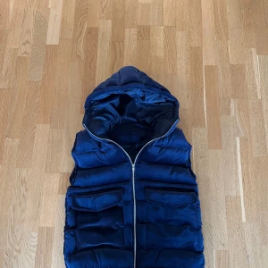 Vendiera Väst - Vendiera väst mörkblå | Manchester material | Gamla modellen så går ej att köpa ny| Storlek M | pris 650 kr | Nyskick, inga defekter! |