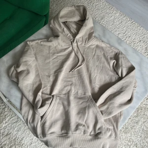 Beige hoodie från H&M loose fit - Säljer en beige hoodie från H&M i loose fit. Tröjan har huva med snörning, känguruficka och långa ärmar. Storlek S men är ganska stor i storleken skick 10/10 inga defekter alls. De bara höra av sig vid frågor😊