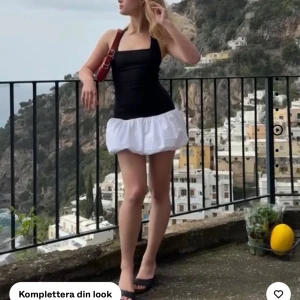 Kortklänning med puff - säljer en assnygg kortklänning. Perfekt nu till sommaren!! Skriv via frågor eller funderingar, HELT NY MED PRISLAPP KVAR!!! Säljer då jag jag flera likande!! HELT SLUTSÅLD PÅ HEMSIDAN!!! SÄLJER EN TILL LIKADAN NY MED PRISLAPP I STORLEK M!! 