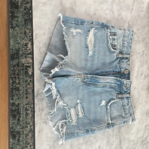Jeansshorts Zara  - Säljer dessa suupersnygga ljusblåa jeansshorts!! Perfekta nu till vår och sommar! De har inga defekter och är i storlek 34. Har tyvärr inga bilder på men kan se om jag kan fixa korrekta mått!😇🫶 Använd gärna köp nu eller lämna ett prisförslag och hör av dig om du har några frågor!💗