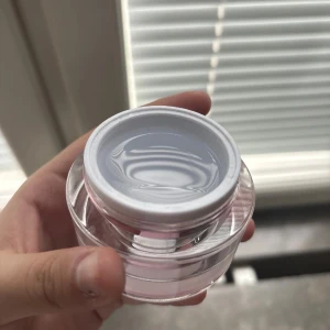 Starline Builder Clear Gel 30ml - Säljer en Starline Builder Clear Gel 30ml från NG Nagelgiganten. Kommer i en lyxig burk med rosa och silverfärgad design och glittriga stenar på locket. Gelen är genomskinlig och perfekt för att bygga naglar. Snygg och praktisk för nagelentusiaster. Ny pris är 250kr 