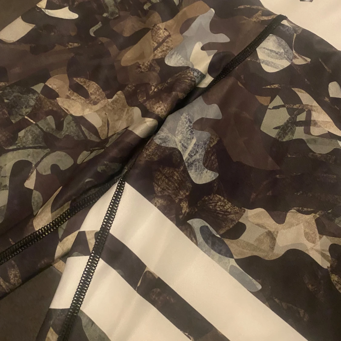 Stronger. Camo leggings med vita ränder - 2